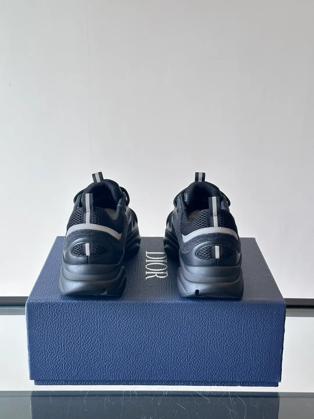 Factory price: 480💰 ◾️▫️Dior D®️ x 🆕 (high version) B22 men's jogging fashion sneakers, this single product draws inspiration from retro jogging shoes. It adopts a thick low-top design, with an upper made of black cow leather and mesh fabric, and a black and white engraved rubber sole. Black mesh fabric tongue and heel counters complement black laces, with an embossed "Di~r" logo embellishment on the side. These sneakers can be mixed and matched with a classic suit for a sporty chic look! Size: 39-45 (38, 46 can be customized)